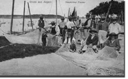 Fischer beim Flicken der Netze um 1900